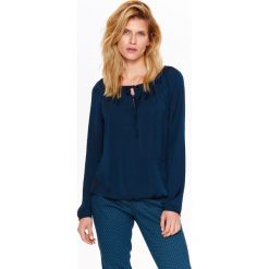 Bluzka damska elegancka, z satynowej tkaniny, z wiązaniem. Bluzki damskie Top Secret, bez wzorów, z satyny, eleganckie, z koszulowym kołnierzykiem, z długim rękawem. W wyprzedaży za 39,99 zł.