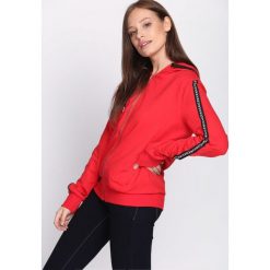 Czerwona Bluza Radiant. Czerwone bluzy z kieszeniami damskie Born2be, l. Za 89,99 zł.