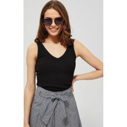 Bawełniany top. Czarne bluzki damskie Moodo, xs, bez wzorów, z elastanu, klasyczne, z dekoltem w serek, bez rękawów. Za 29,99 zł.
