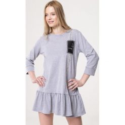 Szara Tunika Accelerated. Szare tuniki damskie Born2be, na lato, s, bez wzorów, bez kołnierzyka, bez rękawów. Za 59,99 zł.