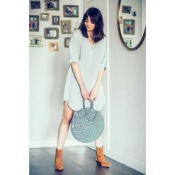 Koszulowa sukienka z lampasami w gołąbkowej szarości SEVILLA. Szare sukienki damskie Endoftheday, na lato, bez wzorów, z elastanu, eleganckie, z koszulowym kołnierzykiem, bez rękawów, koszulowe. Za 129,00 zł.