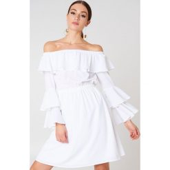 NA-KD Boho Sukienka mini z odkrytymi ramionami - White. Białe sukienki boho marki NA-KD Boho, z poliesteru, z falbankami, mini, z odkrytymi ramionami. W wyprzedaży za 85,37 zł.