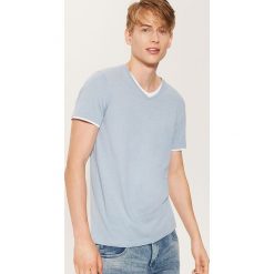 T-shirt z kontrastowym wykończeniem - Niebieski. Niebieskie t-shirty męskie House, l, z kontrastowym kołnierzykiem. Za 35,99 zł.