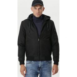 Czarna Kurtka Passos. Czarne kurtki męskie Born2be, na wiosnę, xl, z haftami, z dresówki, z kapturem. Za 209,99 zł.
