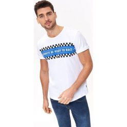 T-SHIRT Z BLOKOWYM NADRUKIEM. Białe t-shirty męskie marki Top Secret, na lato, xxl, z nadrukiem, z bawełny. Za 39,99 zł.
