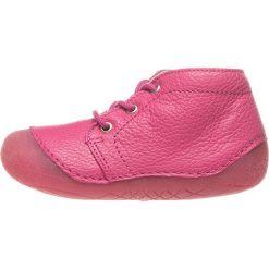 Skórzane buty w kolorze różowym do nauki chodzenia. Różowe buciki niemowlęce Richter, na sznurówki. W wyprzedaży za 115,95 zł.