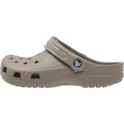 Crocs CLASSIC Sandały kąpielowe khaki. Brązowe sandały męskie Crocs, z materiału. W wyprzedaży za 132,05 zł.