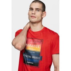 T-shirt męski TSM622 - czerwony - Outhorn. Czerwone koszulki męskie Outhorn, m, bez wzorów, bez kołnierzyka. W wyprzedaży za 29,99 zł.