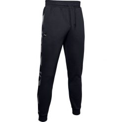 Under Armour Rival Fleece Printed Joggers 1345640-001 spodnie męskie czarne S. Czarne spodnie męskie Under Armour, na imprezę, s, bez wzorów, z bawełny. W wyprzedaży za 189,99 zł.