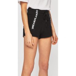 Tally Weijl - Szorty. Czerwone szorty damskie TALLY WEIJL, bez wzorów, z bawełny, casualowe, z podwyższonym stanem. Za 59,90 zł.