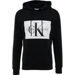 Calvin Klein Jeans MONOGRAM BOX LOGO HOODIE Bluza z kapturem black. Czarne bluzy męskie rozpinane Calvin Klein Jeans, m, z bawełny, z kapturem. Za 459,00 zł.