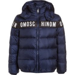 MOSCHINO PADDED Kurtka puchowa dark blue. Niebieskie kurtki męskie marki MOSCHINO, na zimę, z poliesteru. W wyprzedaży za 853,30 zł.