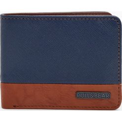 Dwukolorowy portfel ze sztucznej skóry. Portfele męskie Pull&Bear, bez wzorów, ze skóry. Za 59,90 zł.