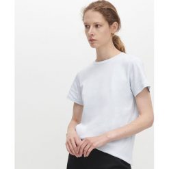 T-shirt z bawełny organicznej -. T-shirty damskie Reserved, bez wzorów, z bawełny, bez kołnierzyka. Za 19,99 zł.