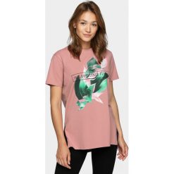 T-shirt damski TSD608 - ciemny róż - Outhorn. Różowe koszulki damskie Outhorn, bez wzorów, bez kołnierzyka. Za 59,99 zł.