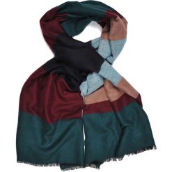 CHUSTA DAMSKA WE WZORY. Zielone chusty damskie Top Secret, na zimę, w paski, z dzianiny, eleganckie. W wyprzedaży za 29,99 zł.