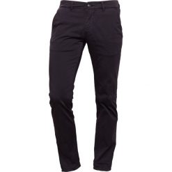 Chinosy męskie: BOSS Orange SLIM Spodnie materiałowe black