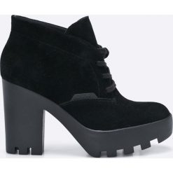 Calvin Klein Jeans - Botki. Czarne buty zimowe damskie Calvin Klein Jeans, z jeansu, z okrągłym noskiem, na obcasie, na sznurówki. W wyprzedaży za 299,90 zł.