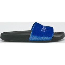 Reebok Classic - Klapki. Niebieskie kapcie męskie Reebok Classic, bez wzorów, z gumy. W wyprzedaży za 89,90 zł.