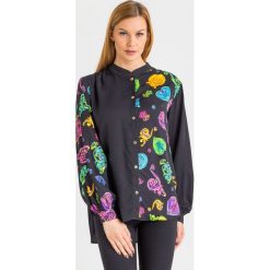 KOSZULA Versace Jeans Couture. Koszule damskie Versace Jeans Couture, bez wzorów, z jeansu, eleganckie, bez kołnierzyka, bez rękawów. W wyprzedaży za 1091,30 zł.