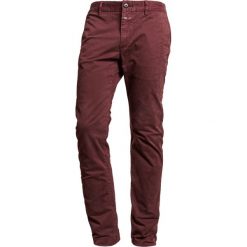 CLOSED CLIFTON SLIM Chinosy bordeaux. Czerwone chinosy męskie marki CLOSED, z bawełny. W wyprzedaży za 399,20 zł.