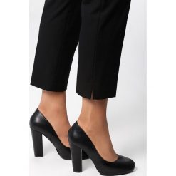 Czarne Czółenka Denim. Czarne czółenka damskie Born2be, z denimu, z okrągłym noskiem, na wysokim obcasie. Za 89,99 zł.