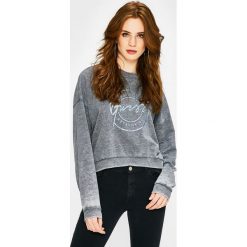 Guess Jeans - Bluza. Szare bluzy z nadrukiem damskie Guess Jeans, l, z bawełny, bez kaptura. W wyprzedaży za 159,90 zł.