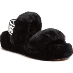 Kapcie UGG - W Oh Yeah 1107953 Blk. Czarne klapki damskie Ugg, bez wzorów, ze skóry, bez obcasa. Za 429,00 zł.