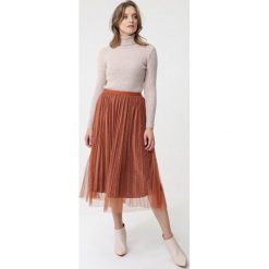 Camelowa Spódnica Lytton. Brązowe spódniczki damskie Born2be, s, z weluru, eleganckie, midi, rozkloszowane. Za 99,99 zł.