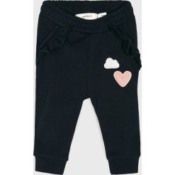 Name it - Spodnie dziecięce 62-74 cm. Różowe spodnie dziewczęce marki Name it, bez wzorów, z elastanu, casualowe. W wyprzedaży za 34,90 zł.