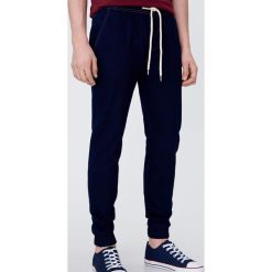 Jeansowe joggery - Niebieski. Niebieskie spodnie męskie Sinsay, bez wzorów, z jeansu. Za 49,99 zł.