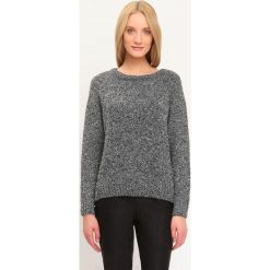 SWETER DŁUGI RĘKAW DAMSKI KLASYCZNY. Szare swetry klasyczne damskie marki Top Secret, z dzianiny, z klasycznym kołnierzykiem. Za 59,99 zł.