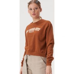 Bluza z amerykańskim motywem - Brązowy. Pomarańczowe bluzy damskie Sinsay, s, bez wzorów, bez rękawów, bez kaptura. Za 29,99 zł.
