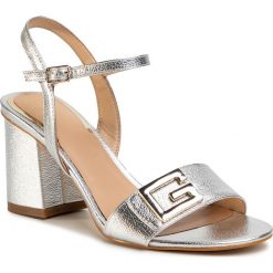 Sandały GUESS - Mack2 FL6MC2 LEL03 SILVE. Szare klapki damskie Guess, z aplikacjami, ze skóry ekologicznej, bez obcasa, na obcasie. W wyprzedaży za 509,00 zł.