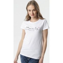 Biały T-shirt Consolata. Białe bluzki damskie Born2be, s, z napisami, klasyczne, z okrągłym kołnierzem. Za 39,99 zł.