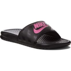 Klapki NIKE - Benassi Jdi 343881 061 Black/Vivid Pink/Black. Czarne klapki damskie Nike, bez wzorów, ze skóry ekologicznej, bez obcasa. Za 109,00 zł.