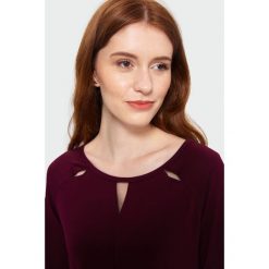 Top z ozdobnym dekoltem. Bluzki damskie Greenpoint, bez wzorów, z elastanu, bez kołnierzyka. Za 24,99 zł.