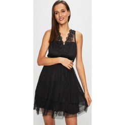 Answear - Sukienka. Czarne sukienki damskie ANSWEAR, s, w koronkowe wzory, z elastanu, eleganckie, bez kołnierzyka, bez rękawów, mini, rozkloszowane. W wyprzedaży za 119,90 zł.