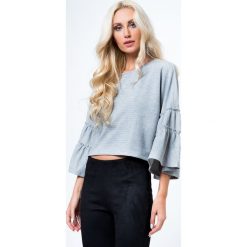 Krótka bluzka z prążkowanego materiału jasnoszara 21791. Szare bluzki damskie Fasardi, s, bez wzorów, prążkowane, bez kołnierzyka, z krótkim rękawem. Za 39,00 zł.