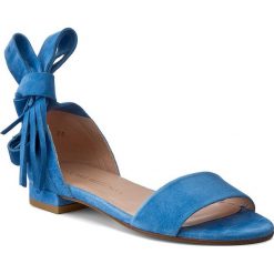 Sandały STUART WEITZMAN - Corbata Miramar Suede. Niebieskie klapki damskie marki Stuart Weitzman, bez wzorów, ze skóry, bez obcasa, na obcasie. W wyprzedaży za 929,00 zł.