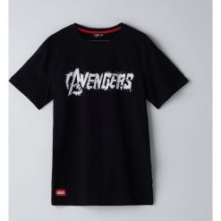 Koszulka Avengers -. Koszulki męskie Cropp, s, z motywem z bajki, bez kołnierzyka, bez rękawów. Za 49,99 zł.