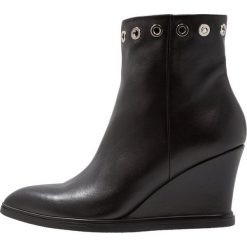 Shoe The Bear ALEA EYELET Botki na koturnie black. Czarne botki damskie skórzane marki Shoe The Bear, na koturnie. Za 669,00 zł.