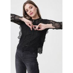 Czarna Bluzka Incur. Czarne bluzki damskie Born2be, na co dzień, s, w koronkowe wzory, z koronki, eleganckie, z falbankami, z długim rękawem. Za 99,99 zł.