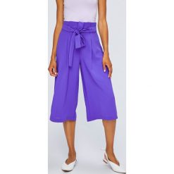 Answear - Spodnie Violet Kiss. Fioletowe spodnie damskie ANSWEAR, s, z wiskozy, z podwyższonym stanem. W wyprzedaży za 69,90 zł.