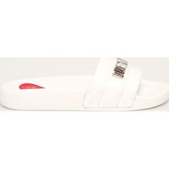 Love Moschino - Klapki JA28022G1AID0100. Białe klapki damskie Love Moschino, bez wzorów, z gumy, bez obcasa, na obcasie. Za 439,90 zł.