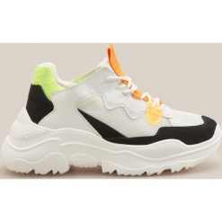 Buty w sportowym stylu - Biały. Białe buty sportowe damskie Reserved, bez wzorów, sportowe. Za 139,99 zł.