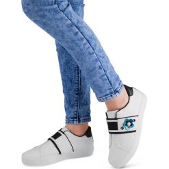 Buty sportowe damskie Ideal Shoes W3079 Białe. Białe buty sportowe damskie Ideal Shoes, z aplikacjami, z tworzywa sztucznego, eleganckie, trekkingowe. Za 49,00 zł.