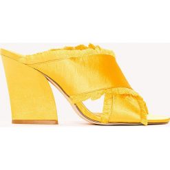 Klapki damskie: NA-KD Shoes Satynowe klapki na obcasie Cross – Yellow