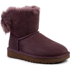 Buty UGG - W Mini Puff Crystal Bow 1103776 Lge. Fioletowe kozaki damskie Ugg, na zimę, z wełny, na niskim obcasie, bez zapięcia. W wyprzedaży za 659,00 zł.