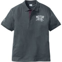 Shirt polo z nadrukiem bonprix antracytowy. Koszulki męskie bonprix. Za 44,99 zł.